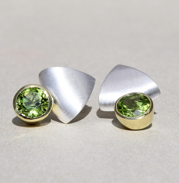 Silberohrstecker mit 8 mm Peridot, bicolor