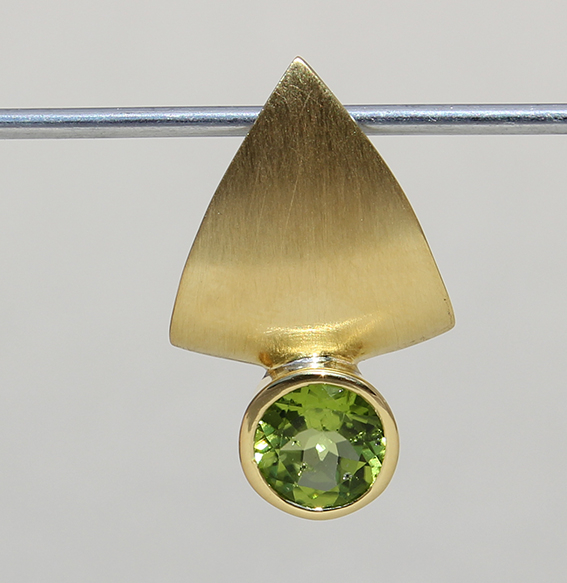Silberanhänger mit 8 mm Peridot, vergoldet