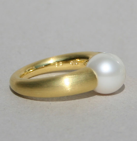 Silberring feinmattiert vergoldet mit 10mm SWZ Perle weiß