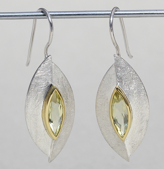 Silberohrhänger mit vergoldeter Fassung und 12x4 mm Lemonquarz