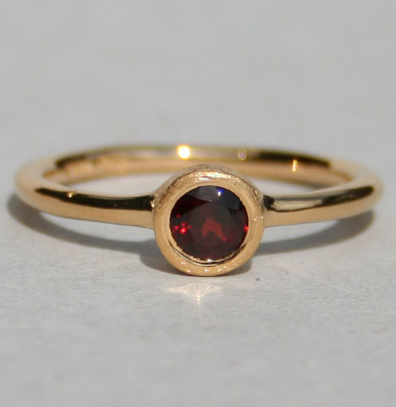 Ring vergoldet -Fine- mit Granat