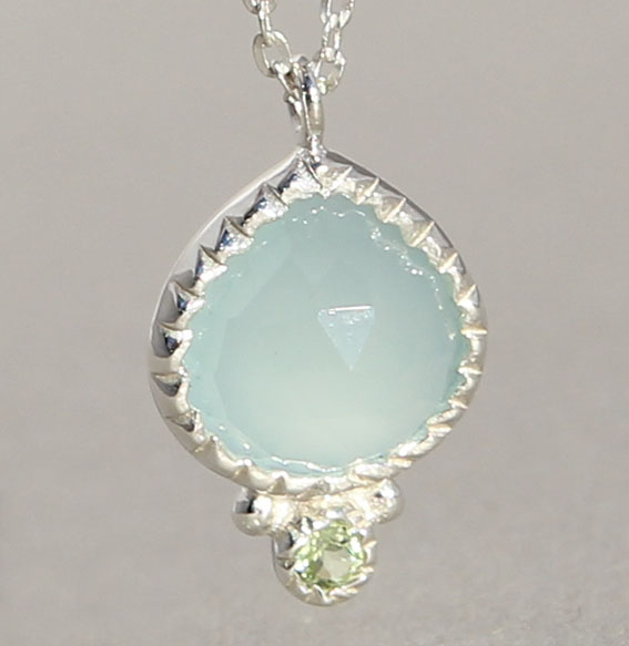 Silbercollier mit Chalcedon und Peridot