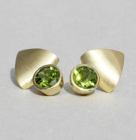 Silberohrstecker mit 8 mm Peridot, vergoldet