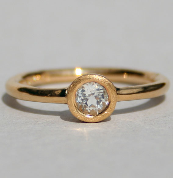 Ring vergoldet -Fine- mit weißem Topas